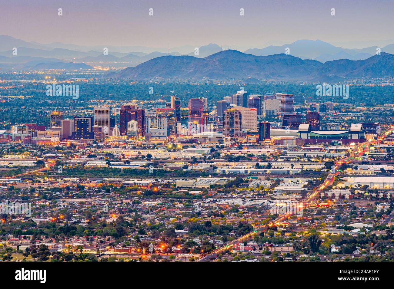 Phoenix, Arizona, EE.UU. centro de ciudad al anochecer. Foto de stock