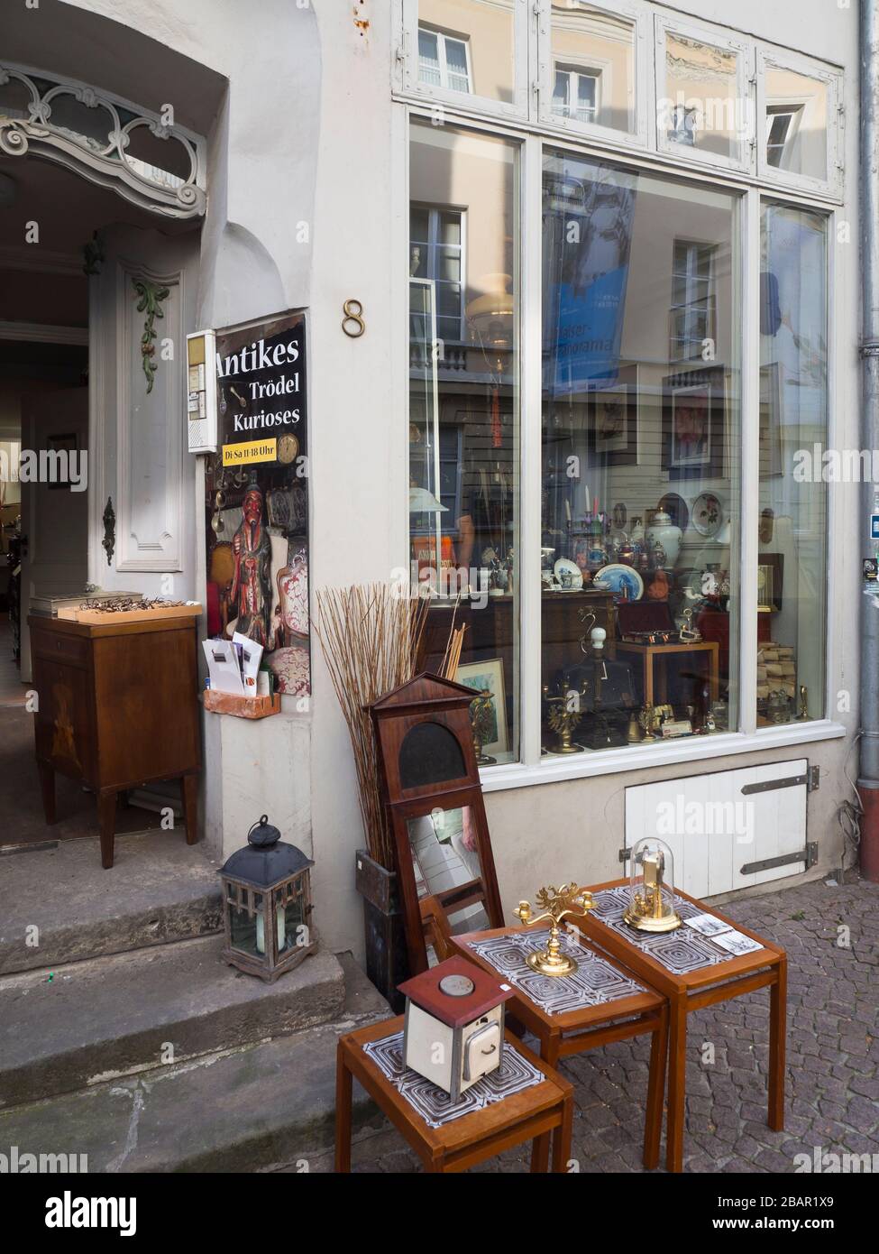 Antigüedades y tienda de segunda mano en una calle estrecha en el centro de Lübeck Alemania Foto de stock