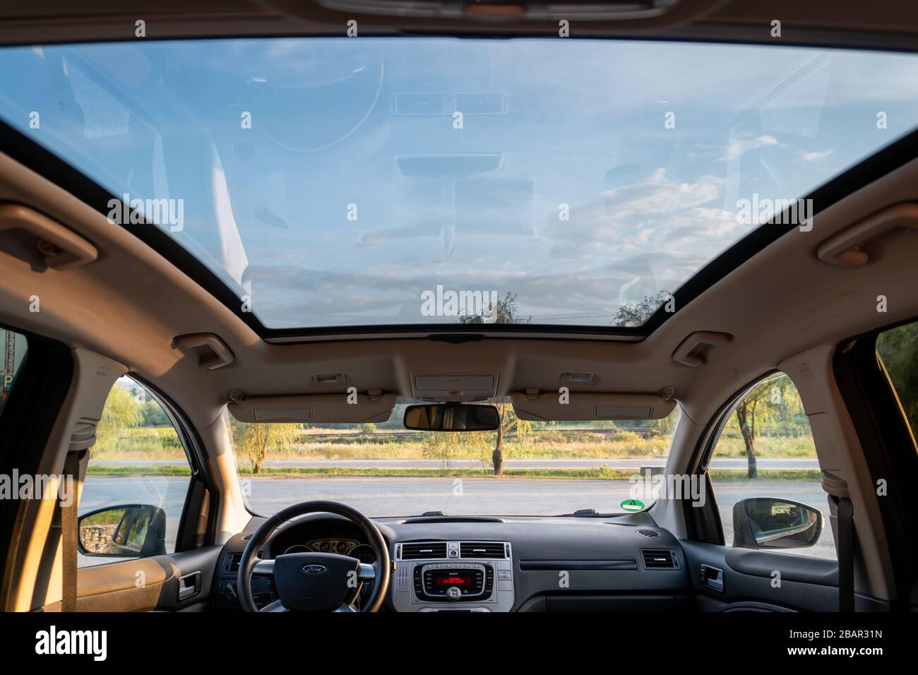 Foto detallada en el interior de un maravilloso todoterreno con dach/techo solar panorámico acristalado Foto de stock