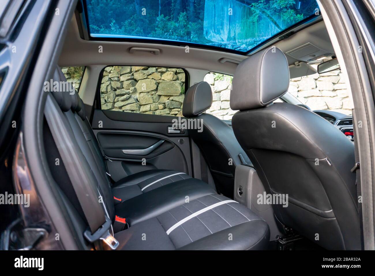 Foto detallada en el interior de un maravilloso todoterreno con dach/techo solar panorámico acristalado Foto de stock