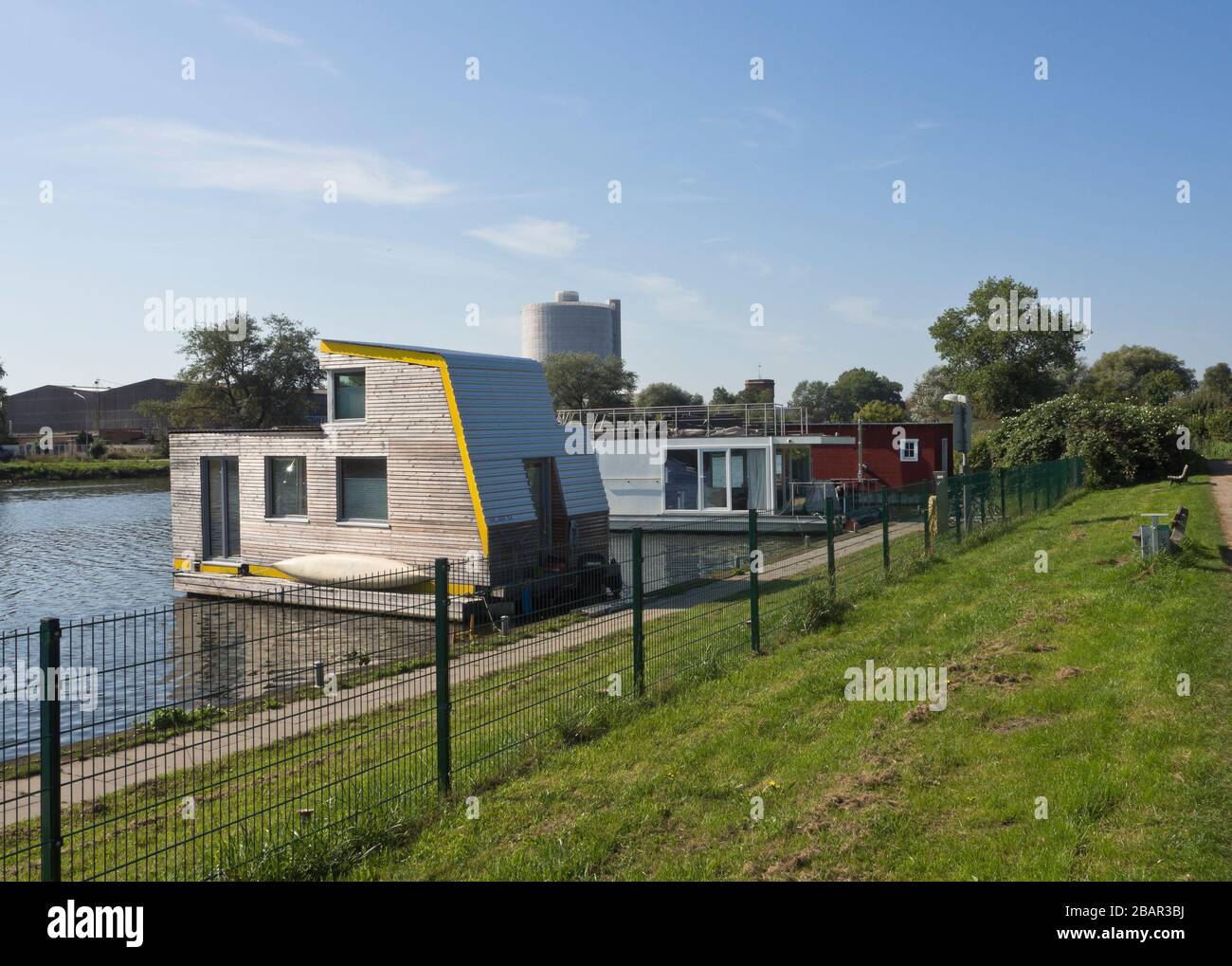 Casas flotantes a orillas del río Trave en Lübeck Alemania Foto de stock