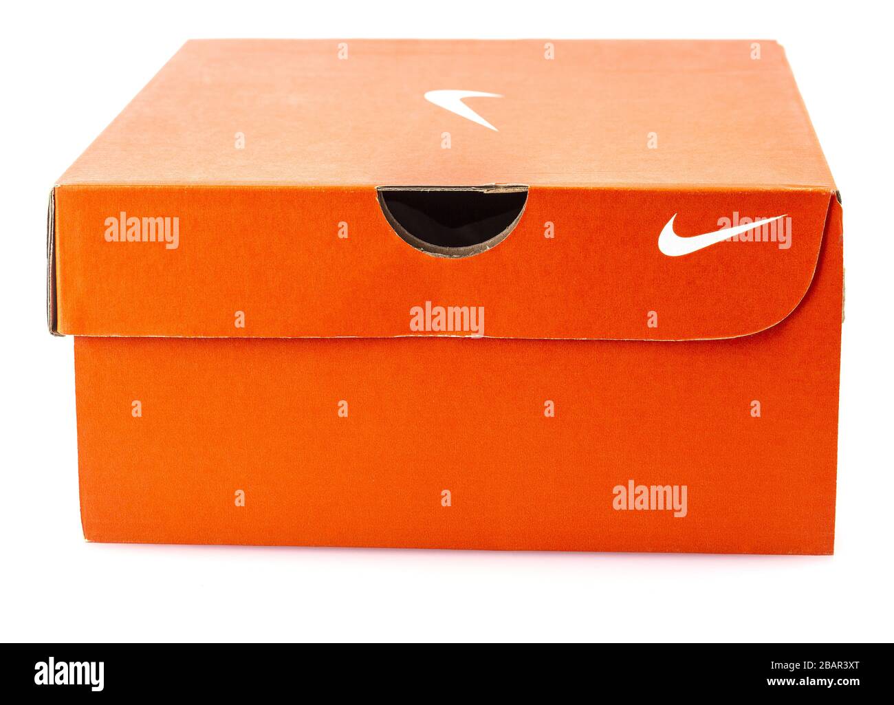 La caja de zapatillas Nike está aislada sobre un fondo blanco. Caja roja  para las braguitas. San Francisco, EE.UU., marzo de 2020 Fotografía de  stock - Alamy