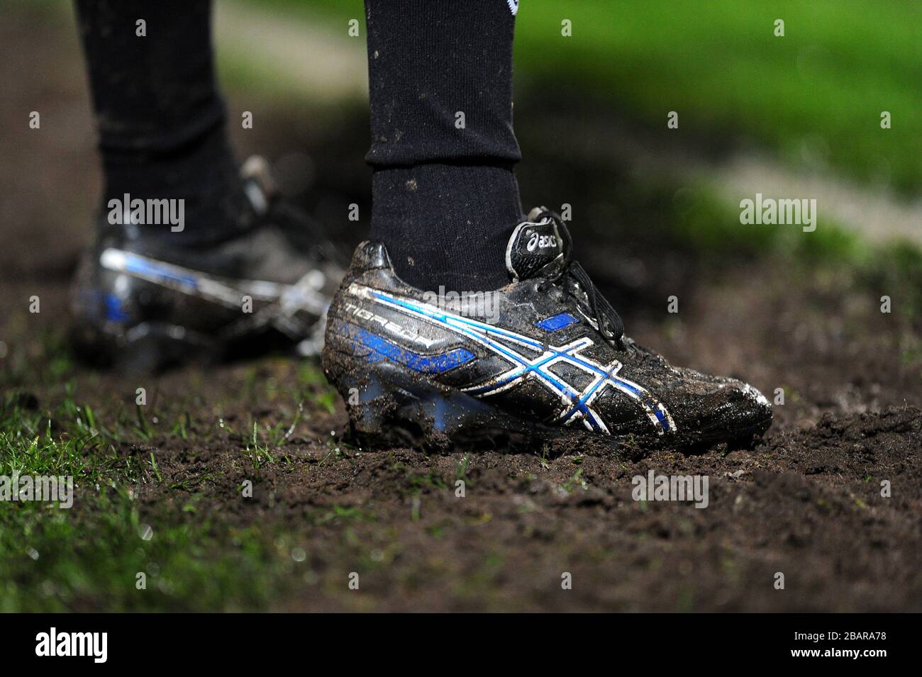 Detalle de botas de fútbol americano Asics Fotografía de stock - Alamy