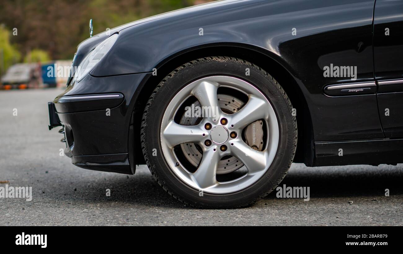 Llantas de aleación Mercedes Benz clase C edición Sport con disco de freno  ventilado y pinzas de freno grandes Fotografía de stock - Alamy