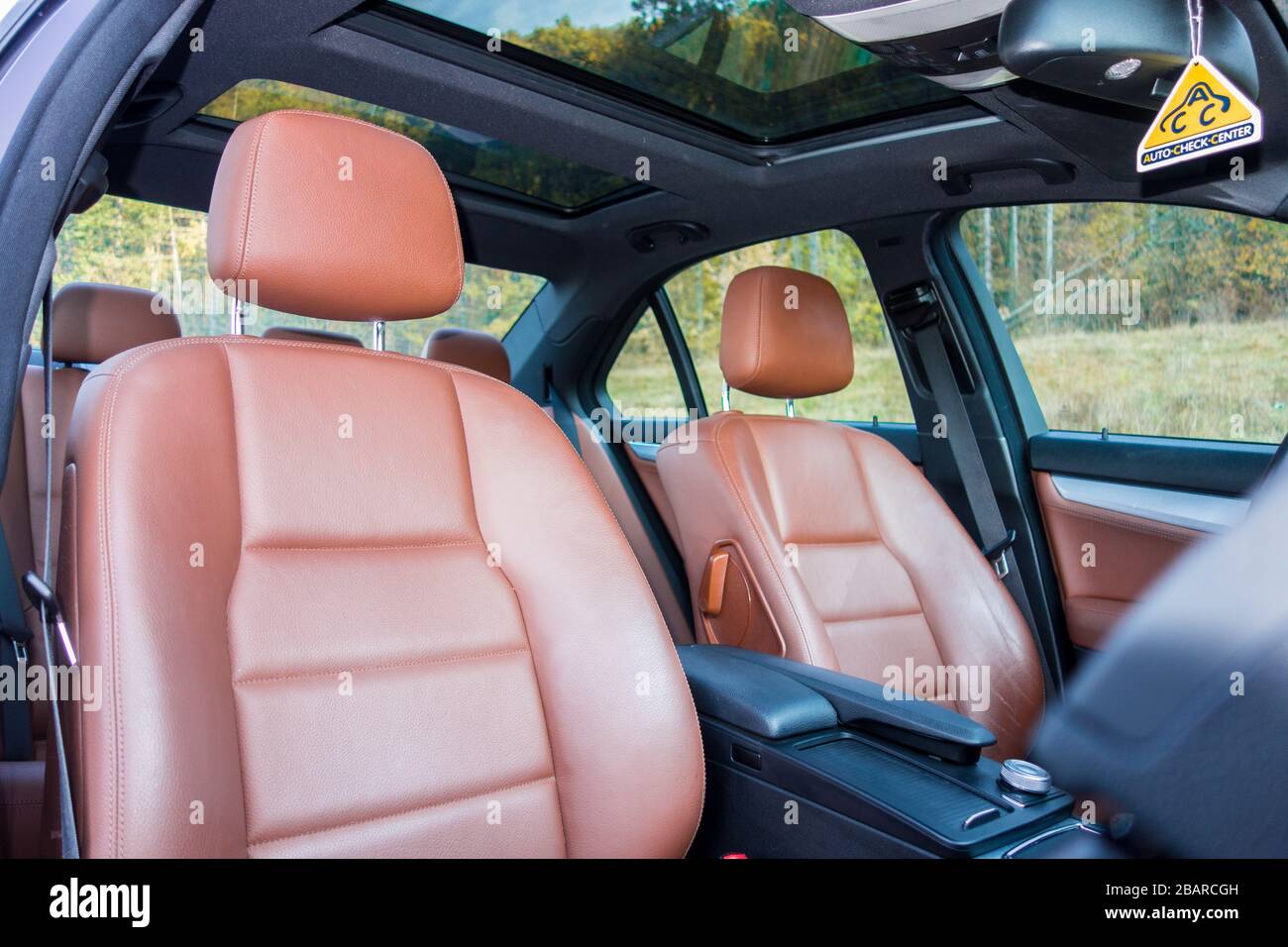Mercedes Benz W204-Interior del coche con asientos delanteros y traseros,  conductor y pasajero, parte del volante, cortina trasera, cuero marrón  Fotografía de stock - Alamy