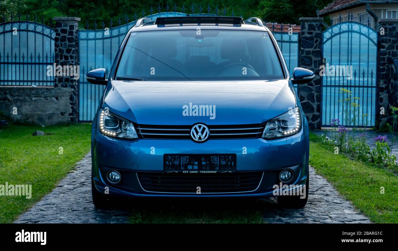 Cluj-Napoca,Cluj/Romania-07.01.2020: VW Touran highline, tecnología de  movimiento azul, aislado, sin personas, faros LED, pintura azul metálica  Fotografía de stock - Alamy