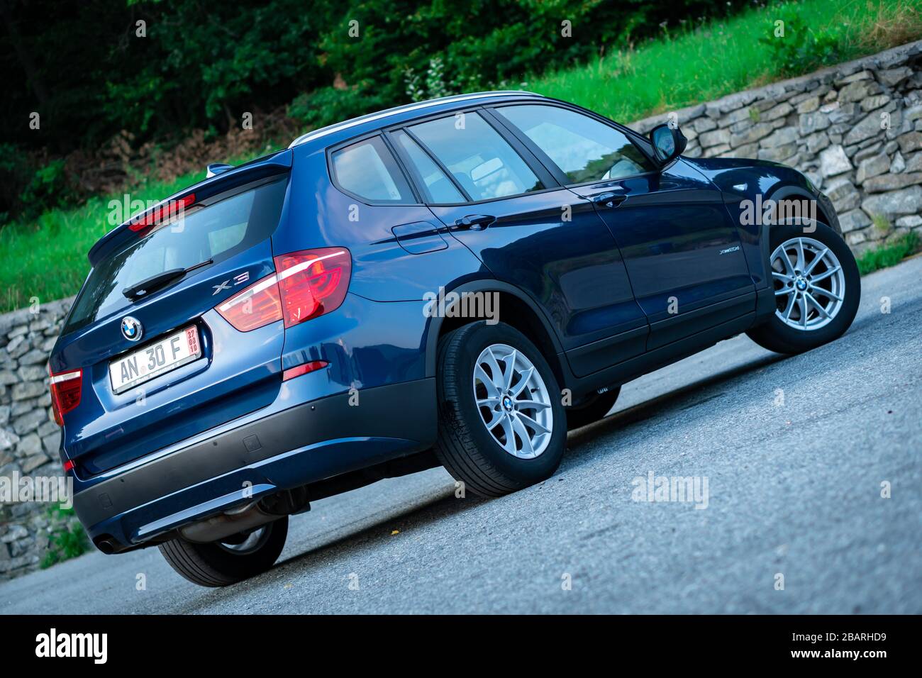 Hermosa serie X3 BMW, SUV azul alemán con tracción en 4x4, engranaje  automático y adornos cromados Fotografía de stock - Alamy