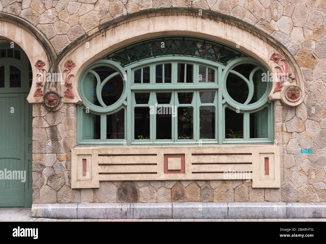 Ventana art nouveau en el casco antiguo de Bilbao, España Foto de stock