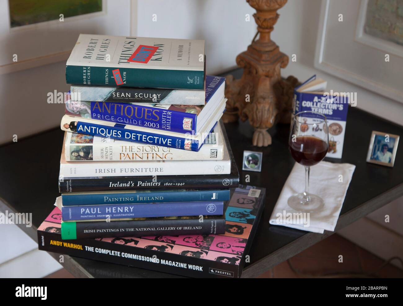 Libros para amantes del arte compilados por Ros Drinkwater Foto de stock