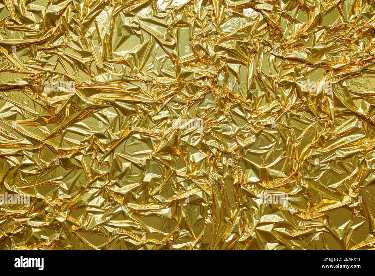Papel metalizado dorado arrugado textura de fondo Fotografía de stock - Alamy
