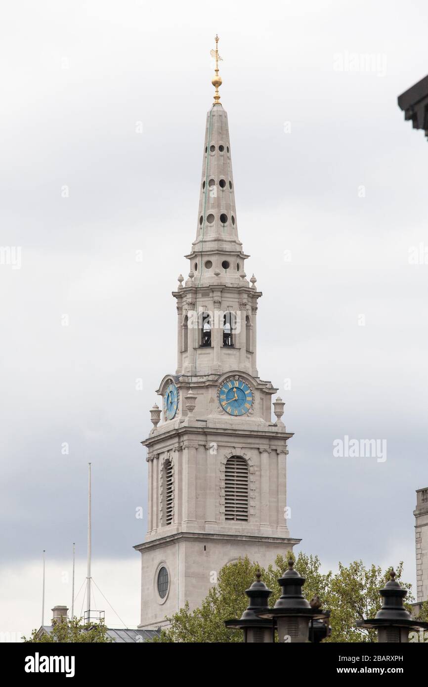 Aguja de San Martín en los campos en Trafalgar Square: La aguja con sus rostros de reloj azul de esta famosa iglesia de Londres. Foto de stock