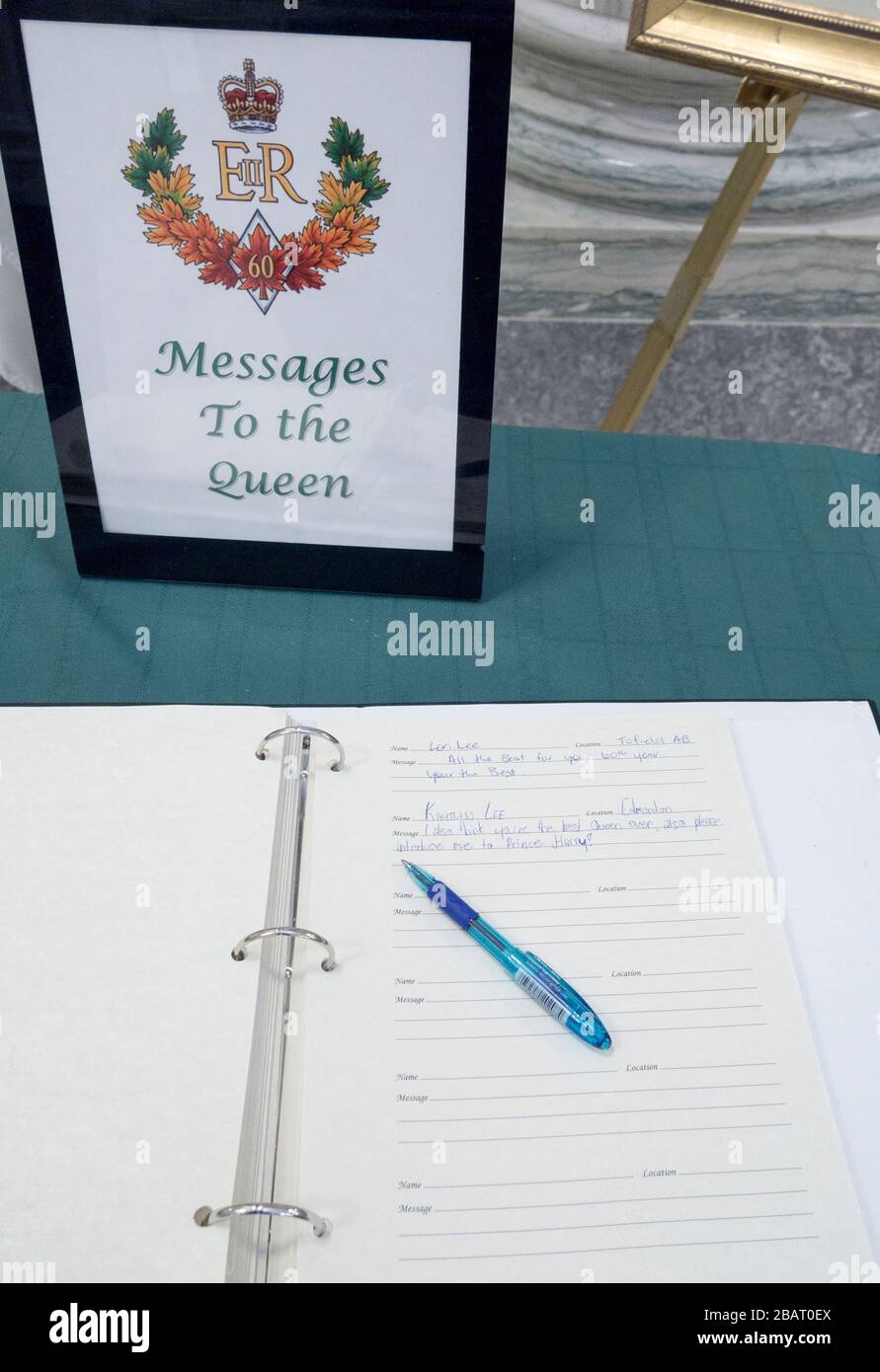 Mensajes a la Reina para su 60º año: Un libro de mensajes escritos a mano a la Reina Isabel en el edificio Legislativo de Alberta en 2012. Un corresponsal quisiera una introducción a Harry. Foto de stock