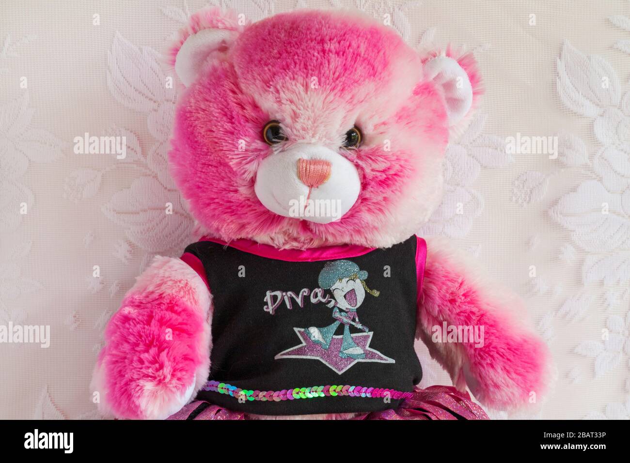 Mujer joven en pasamontañas rosa con osito de peluche., Grabaciones de  stock Incluyendo: mujer y oso de peluche - Envato Elements