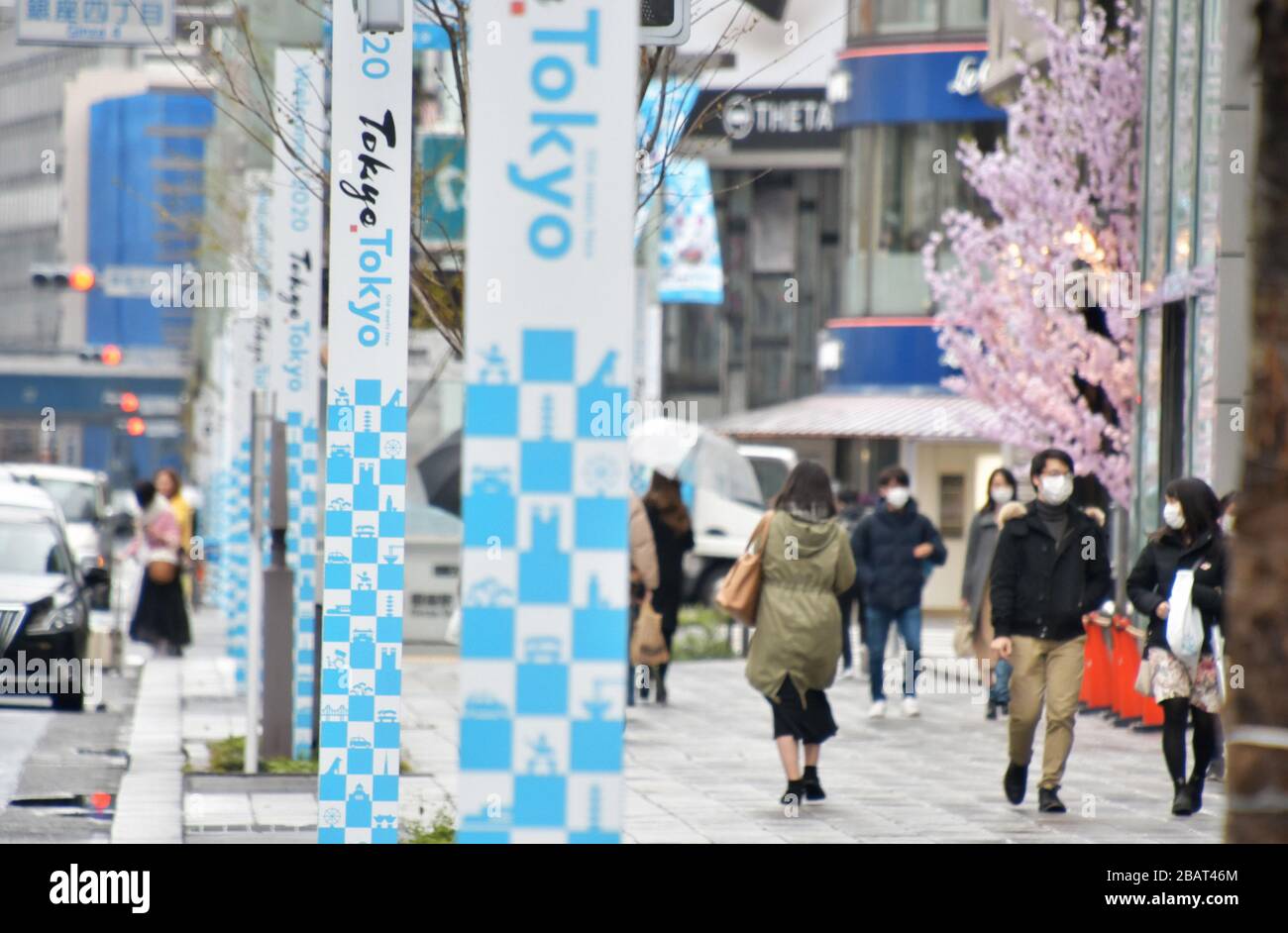 Tokio, Japón. 29 de marzo de 2020. Los peatones que usan máscaras faciales caminan en el distrito comercial de Ginza en Tokio, Japón el domingo 29 de marzo de 2020. Las calles de las zonas de Tokio, normalmente ocupadas, como el distrito comercial Shibuya, Shinjuku y Ginza, no son frecuentadas. Foto de Keizo Mori/UPI crédito: UPI/Alamy Live News Foto de stock