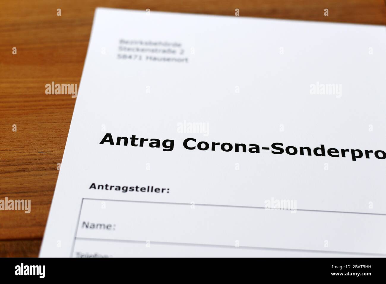 Una hoja de papel con las palabras alemanas 'Antrag Corona-Sonderprogramm' - Traducción en englisch: Aplicación Corona programa especial Foto de stock