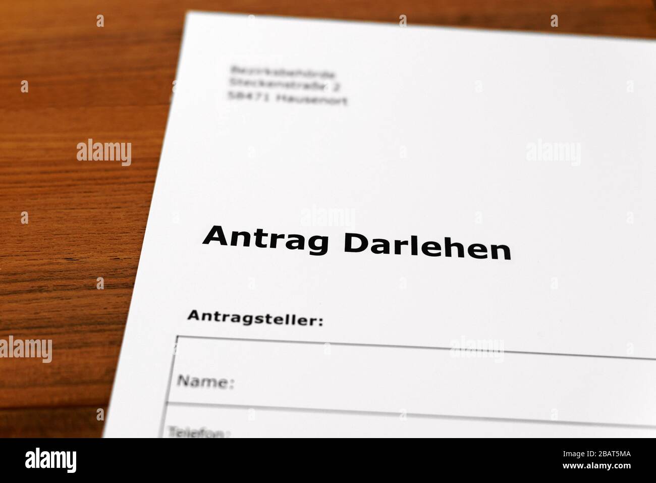 Una hoja de papel con las palabras alemanas 'Antrag Darlehen' - Traducción en englisch: Solicitud de préstamo. Foto de stock