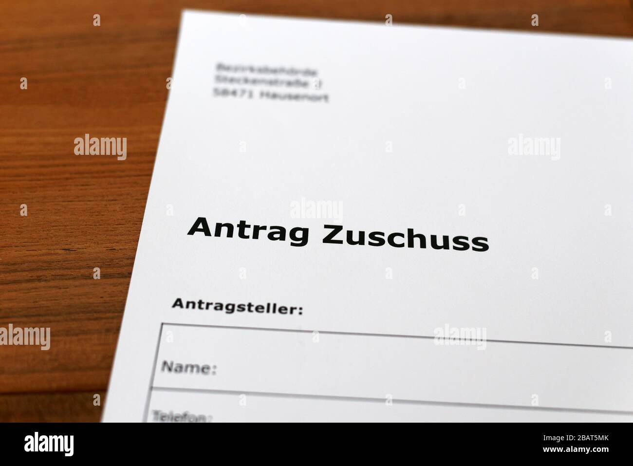Una hoja de papel con las palabras alemanas 'Antrag Zuschuss' - Traducción en englisch: Solicitud de subvención. Foto de stock