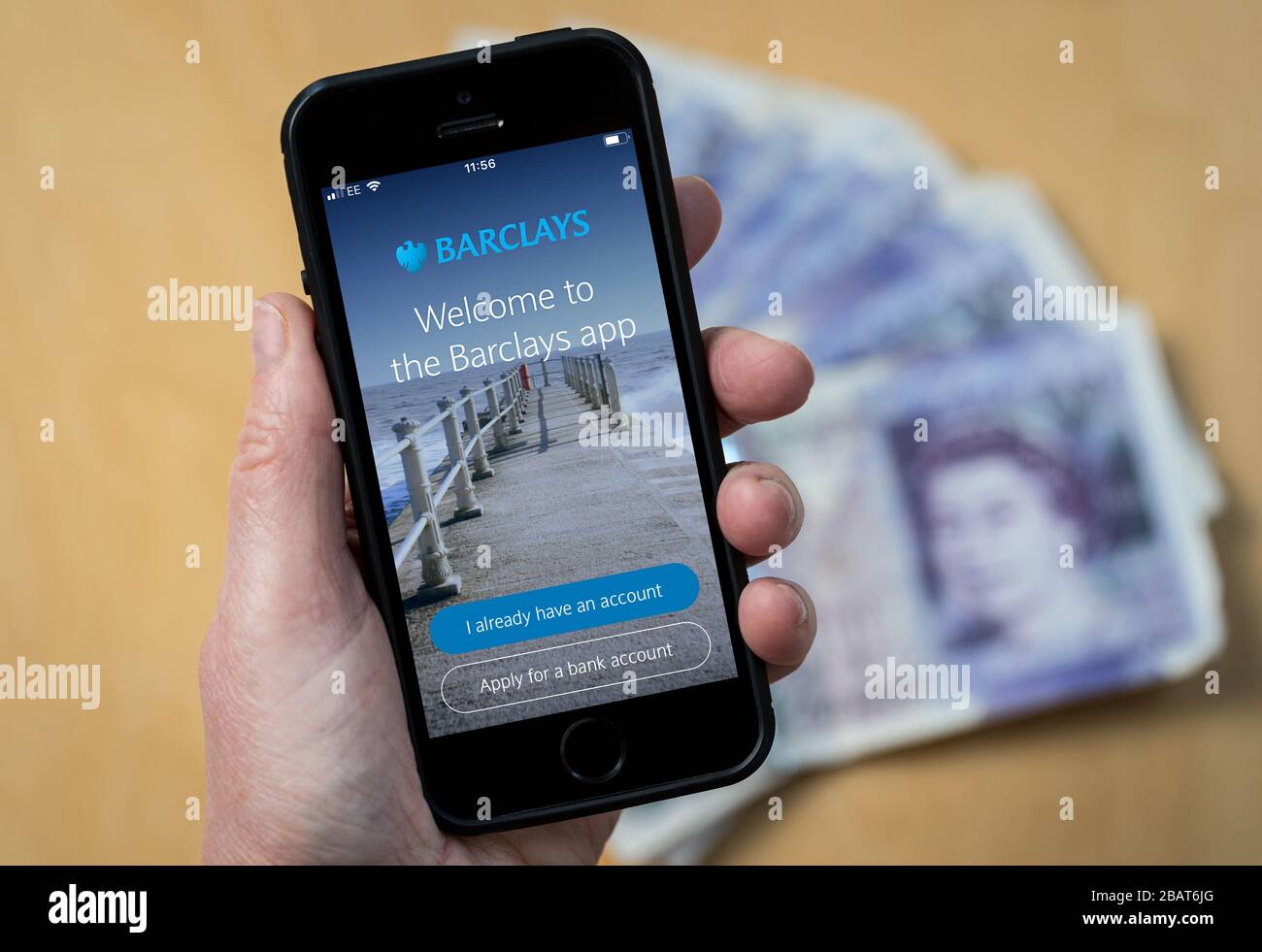 Una mujer que utiliza la aplicación Barclays Bank en un teléfono móvil. (Sólo para uso editorial) Foto de stock
