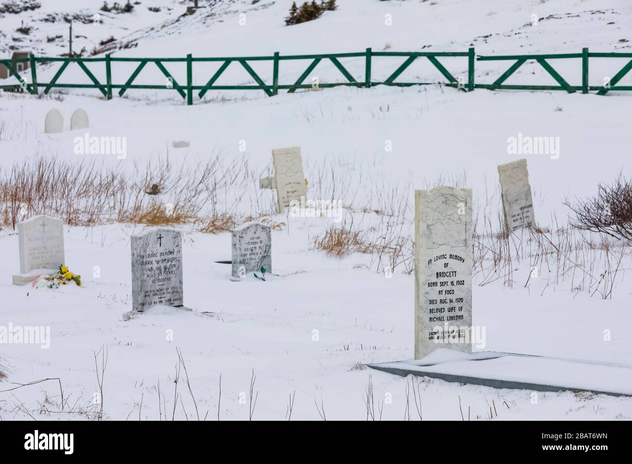 Cementerio del cementerio de la iglesia de nuestra Señora de las Nieves, una iglesia católica romana en Fogo, en la isla Fogo en Terranova, Canadá Foto de stock