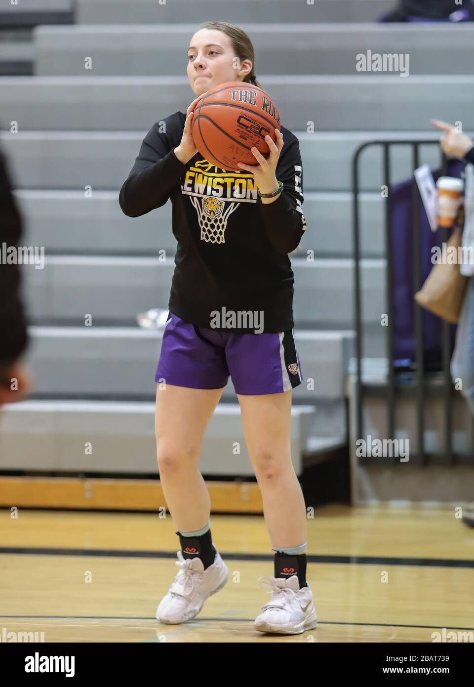 La acción del baloncesto con Lewiston vs Post Falls High School en Post
