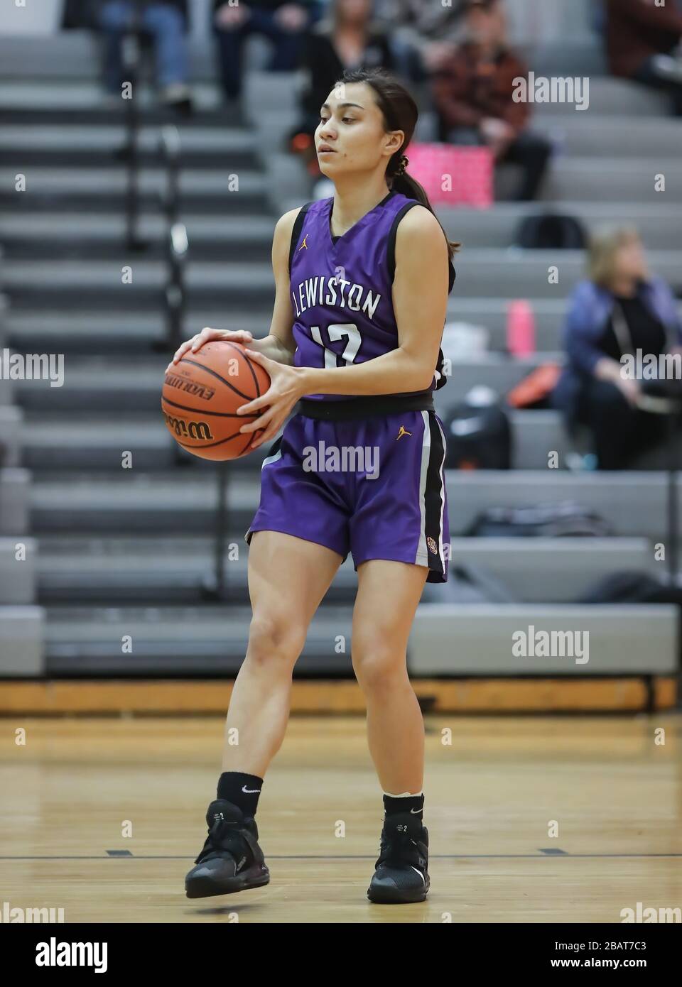 La acción del baloncesto con Lewiston vs Post Falls High School en Post