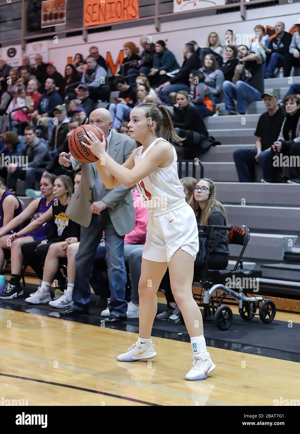 La acción del baloncesto con Lewiston vs Post Falls High School en Post