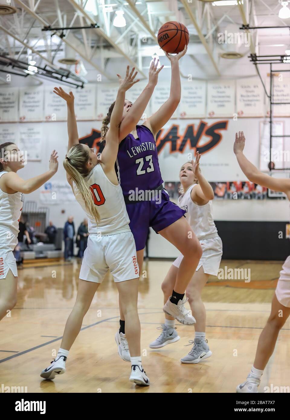 La acción del baloncesto con Lewiston vs Post Falls High School en Post