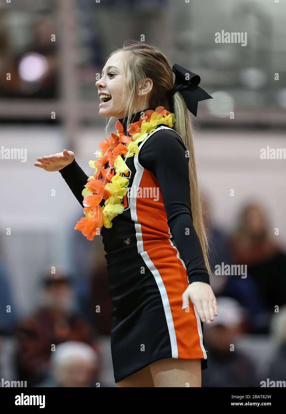 La acción del baloncesto con Lewiston vs Post Falls High School en Post