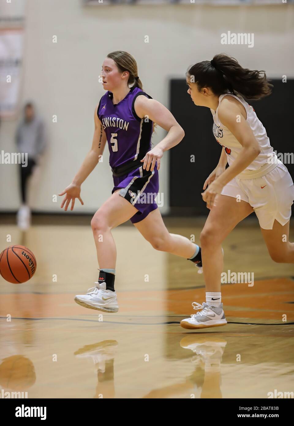 La acción del baloncesto con Lewiston vs Post Falls High School en Post
