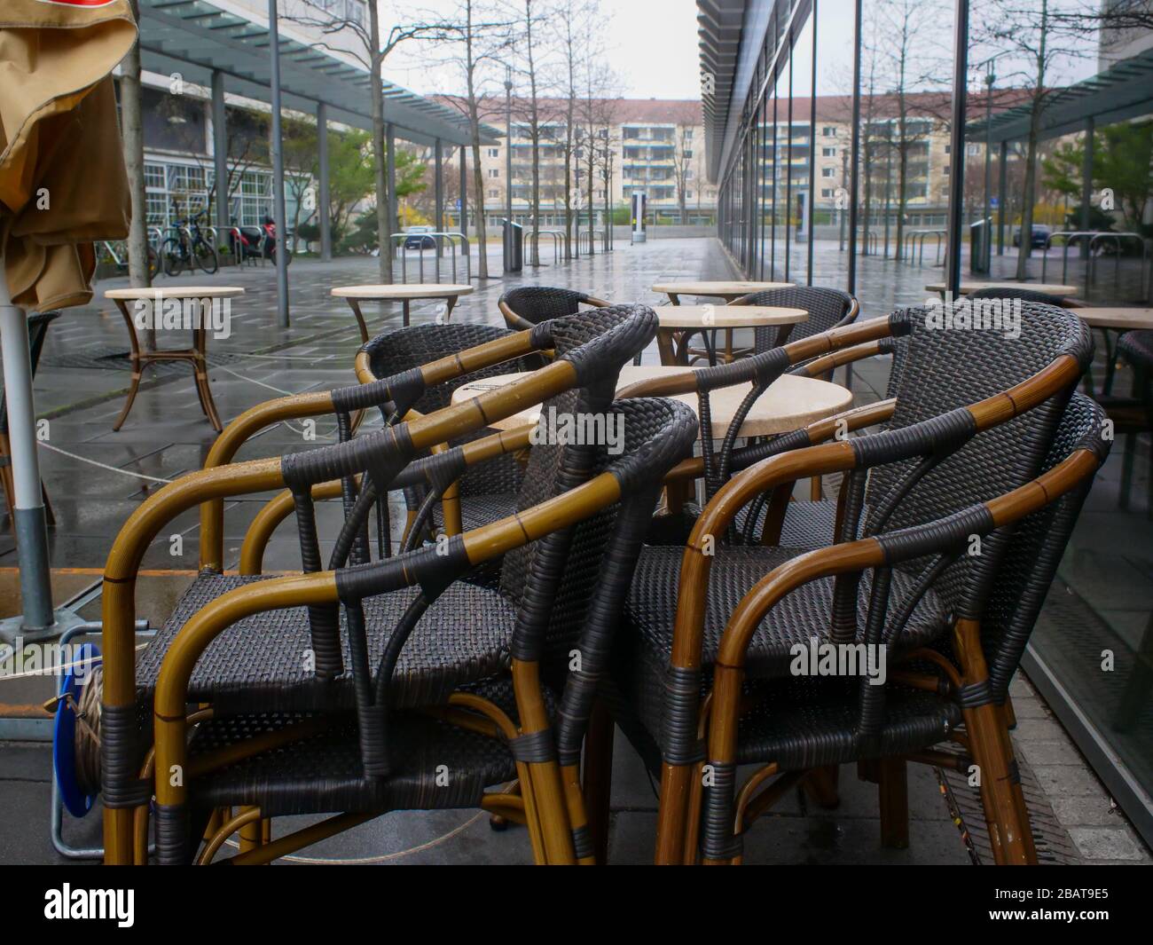 Leere Stühle und Tische Dresden Gastronomie del virus de la corona Foto de stock