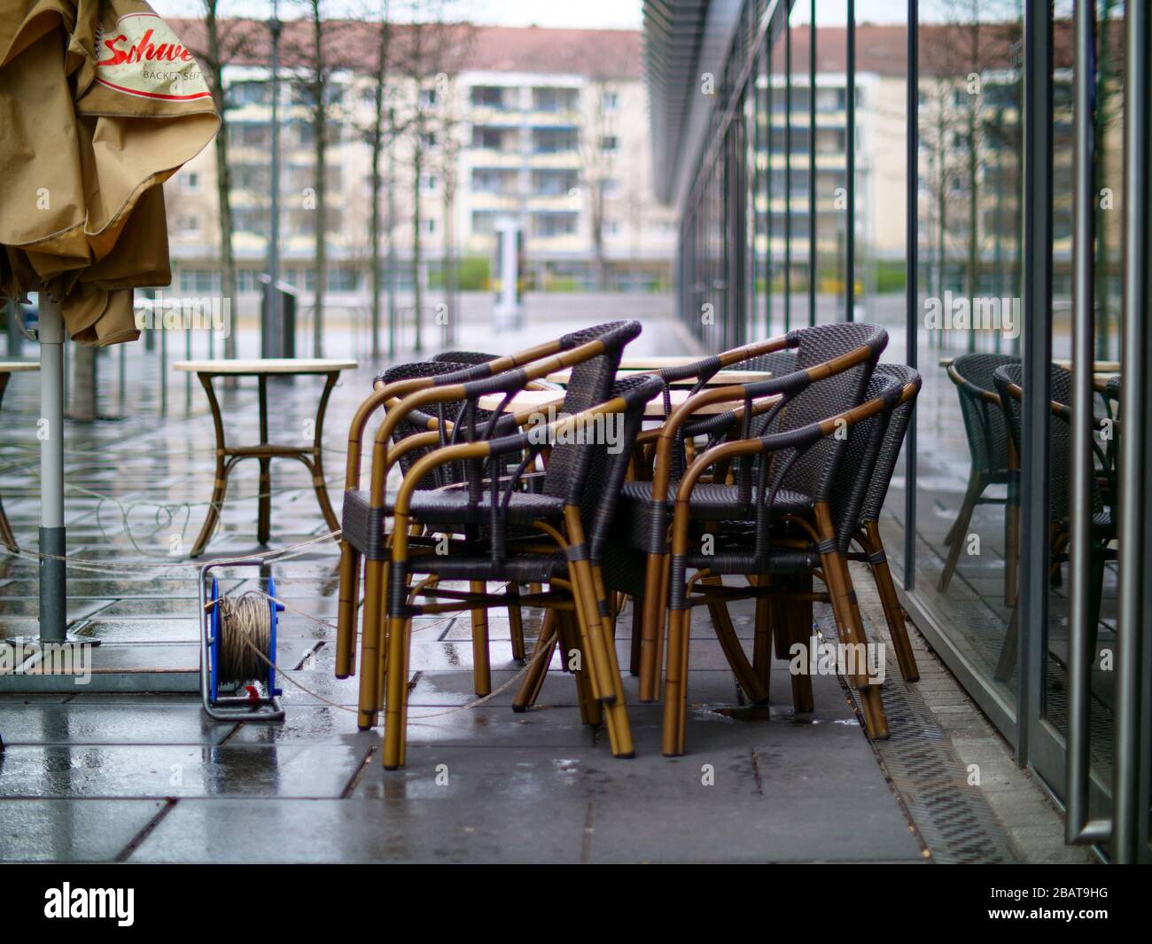 Leere Stühle und Tische Dresden Gastronomie del virus de la corona Foto de stock