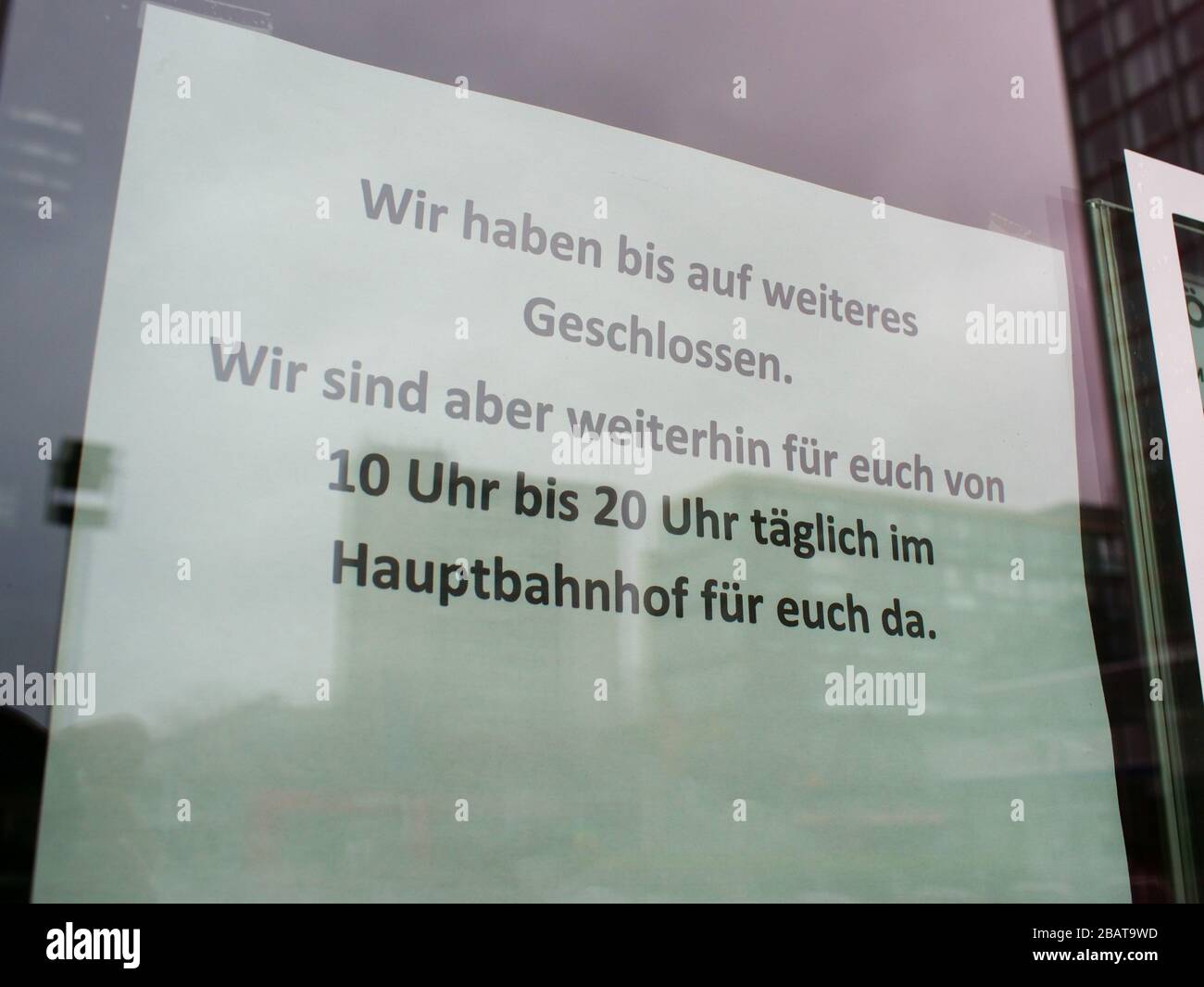 Restaurante geschlossen Zettel an Tür Foto de stock