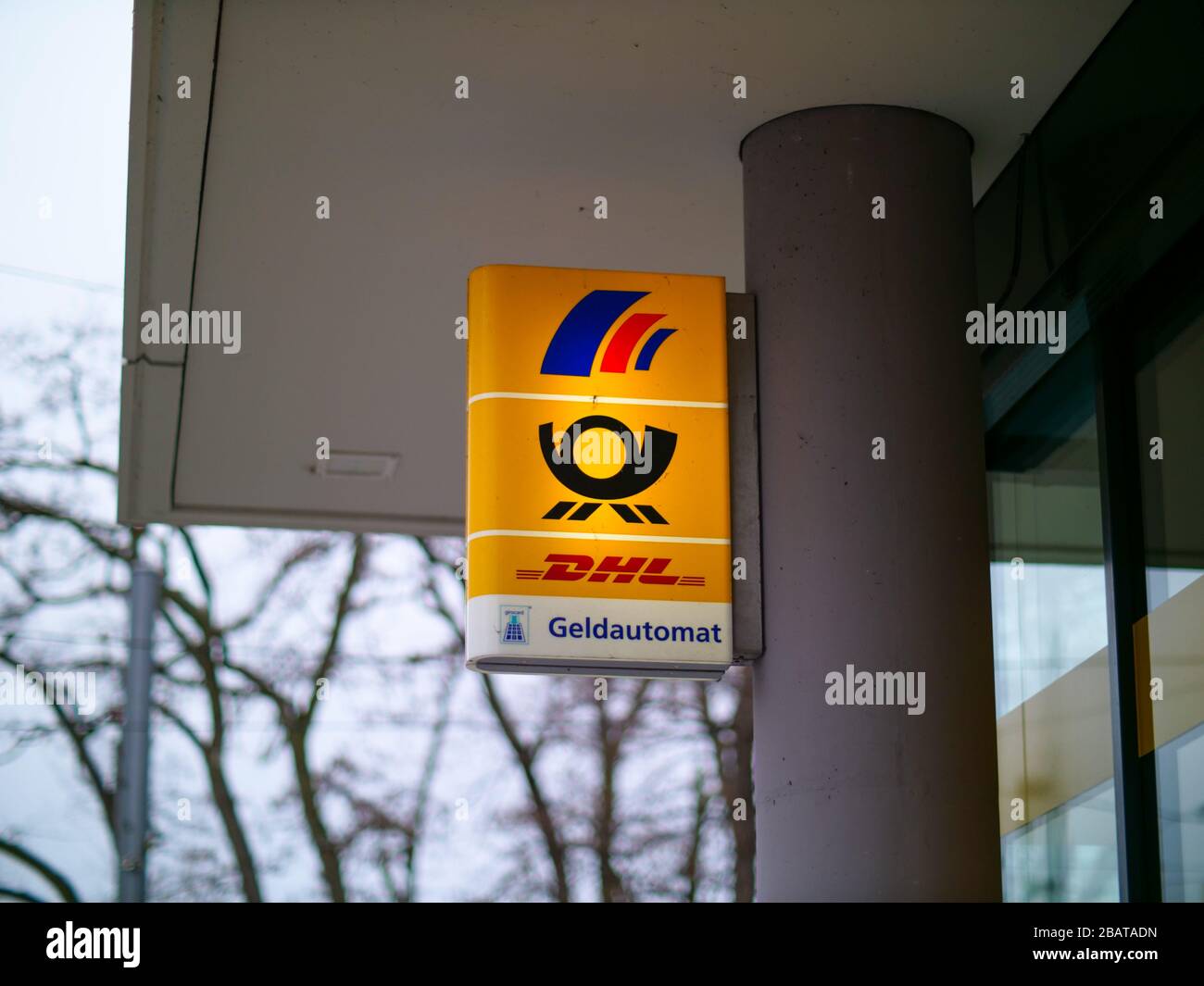 Deutsche Post DHL Filiale, Zeichen, Logo, Paketshop Foto de stock