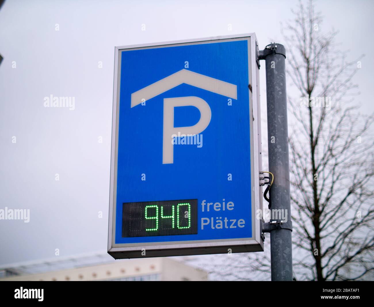 Schild zum Parkplatz mit digitaler Anzeige Foto de stock