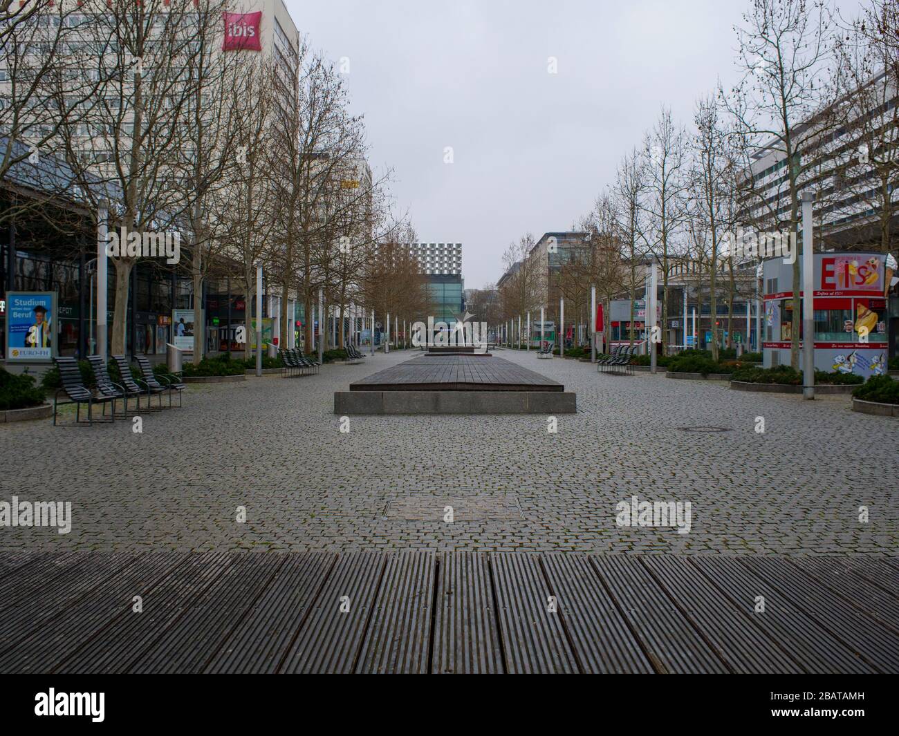 Menschenleere Prager Straße en Gastronomie de Dresde Foto de stock