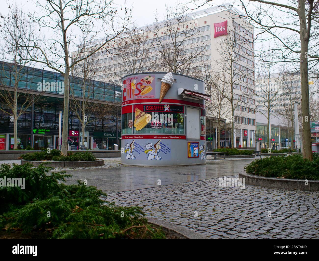 Menschenleere Prager Straße en Gastronomie de Dresde Foto de stock