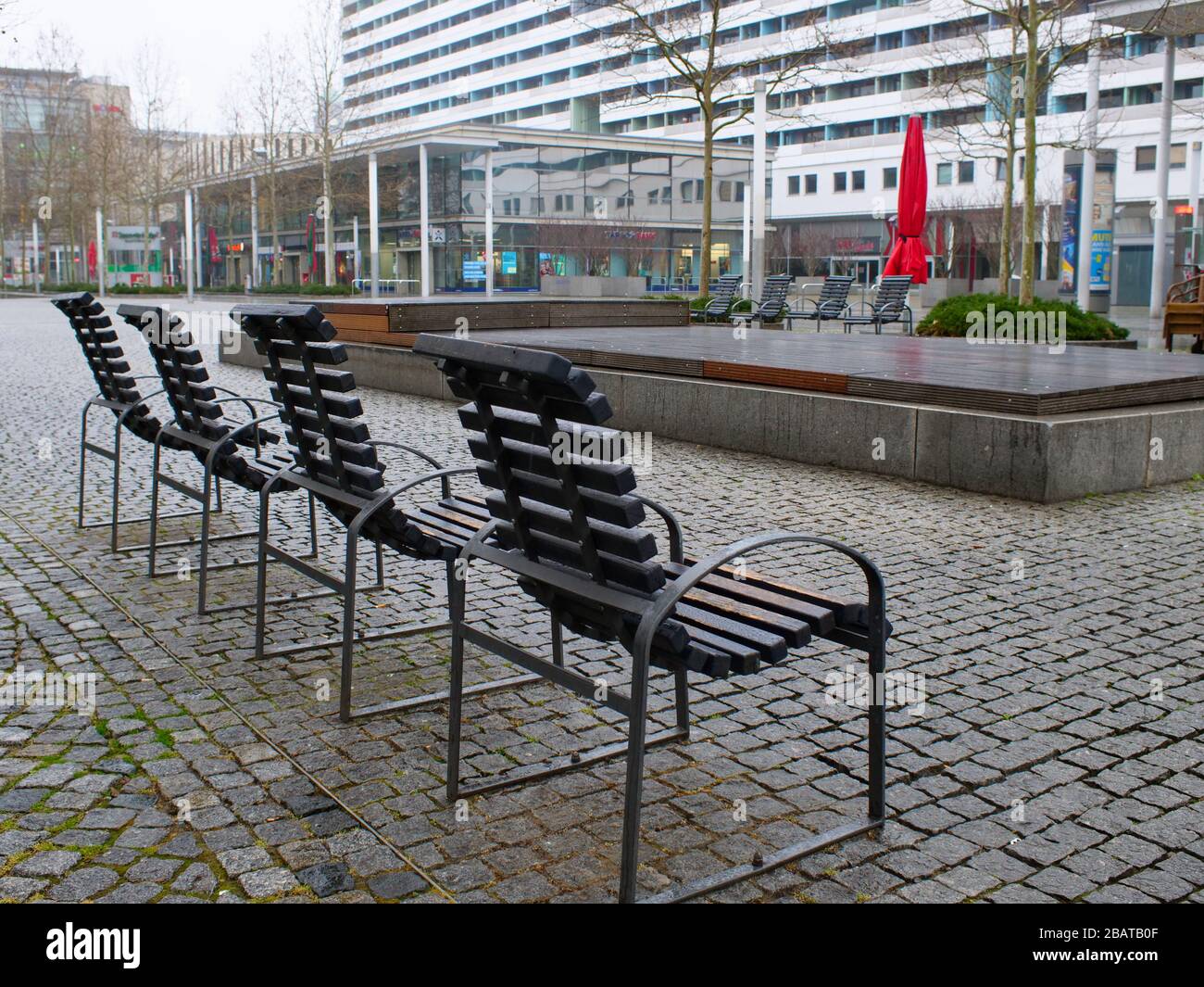 Menschenleere Prager Straße en Gastronomie de Dresde Foto de stock