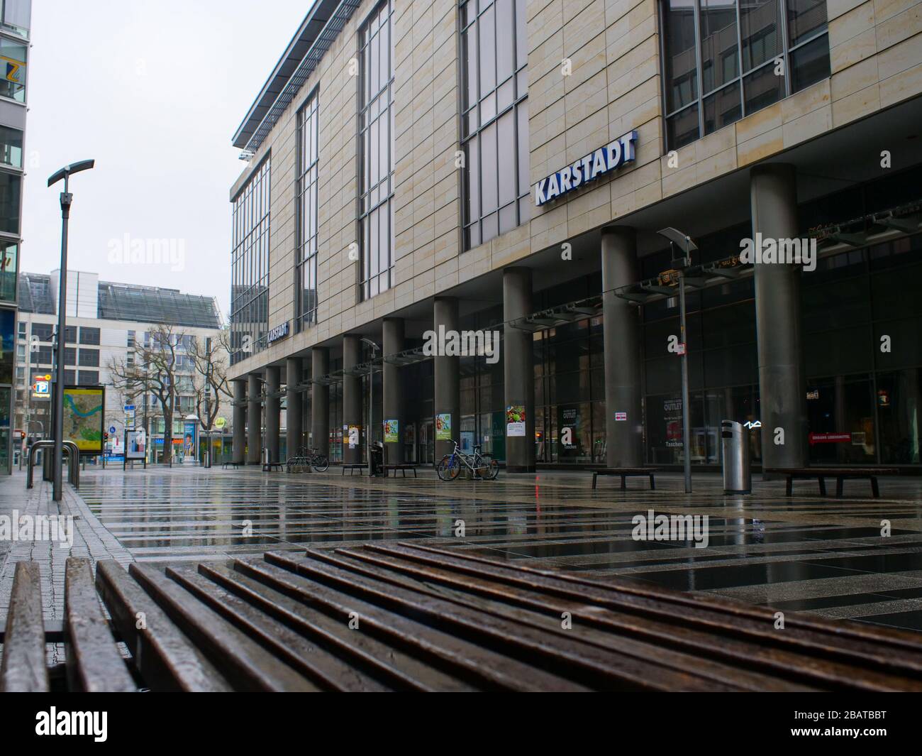 Dresden Prager Straße mit der Karstadt Fassade Foto de stock