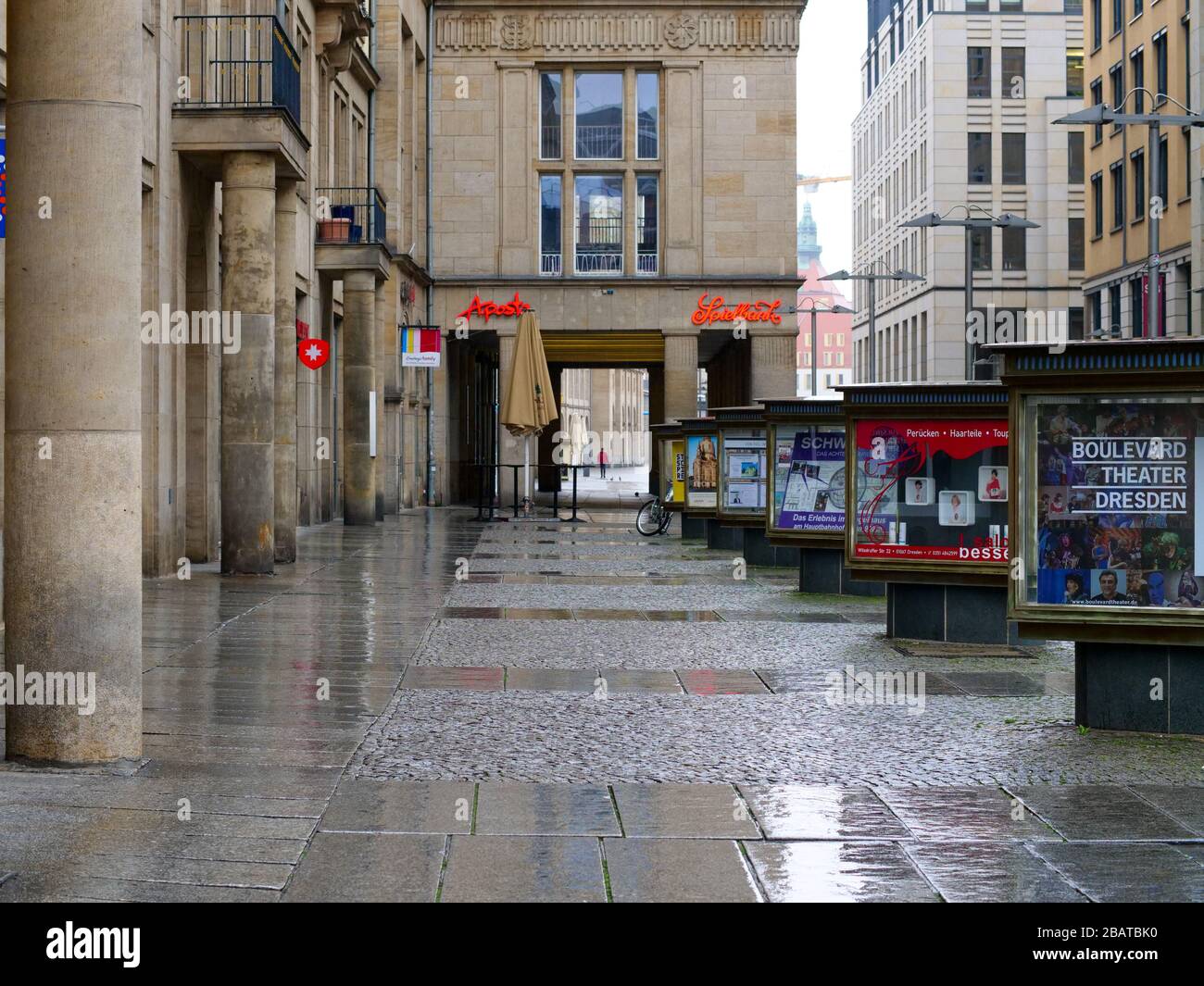 Altmarkt-Galerie en Dresden während Coronavirus Lockdown 2020 COVID-19 Ausgangssperre Regenwetter Regen Foto de stock