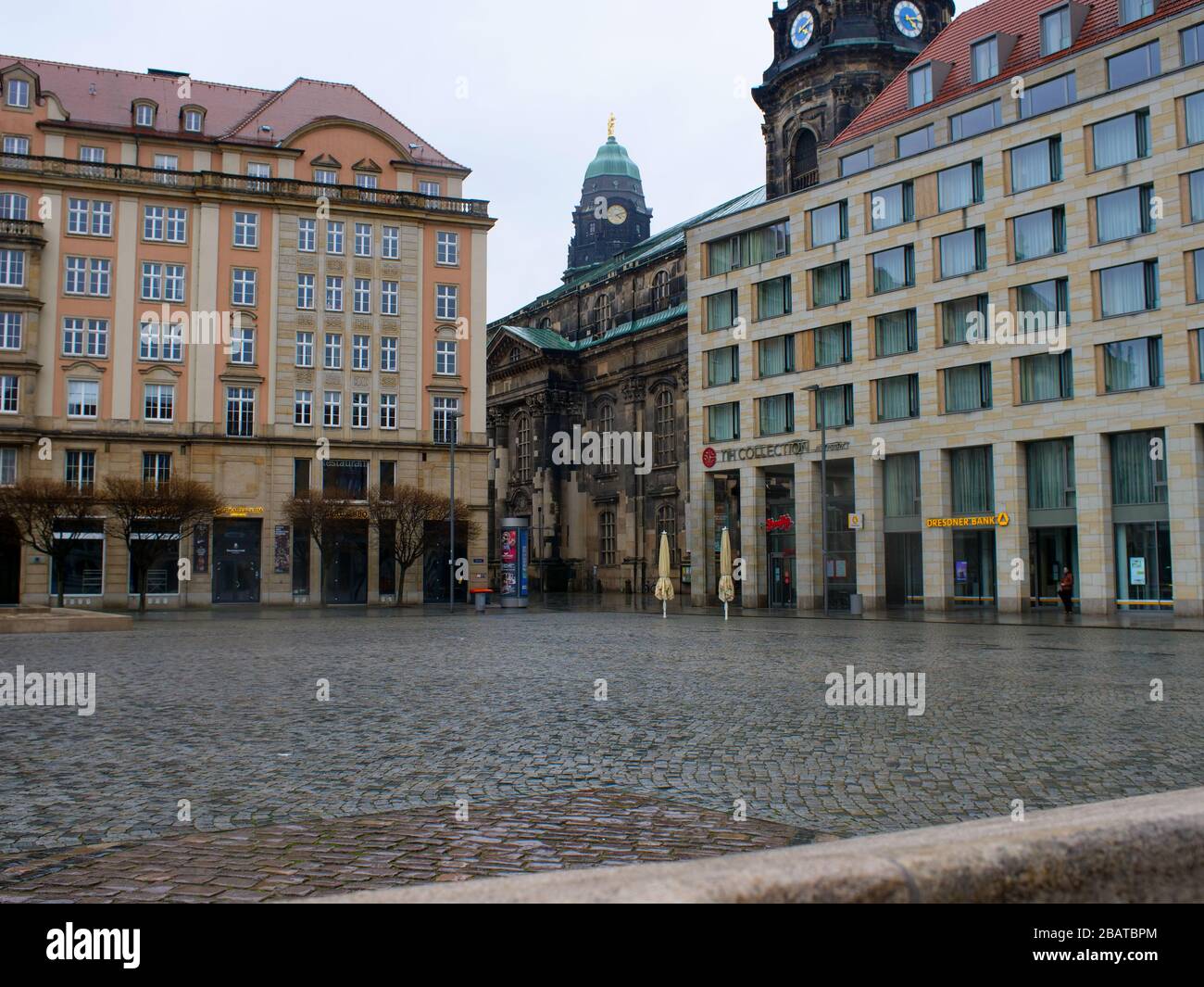 Altmarkt Dresden während Coronavirus Lockdown im Regen COVID-19 Ausgangsbeschränkung innere Altstadt Foto de stock