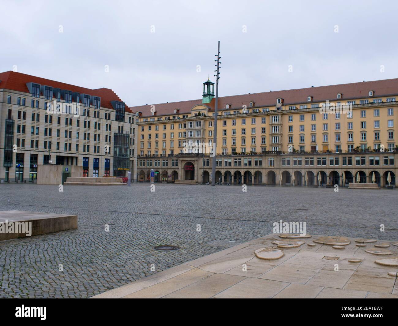 Altmarkt Dresden während Coronavirus Lockdown im Regen COVID-19 Ausgangsbeschränkung innere Altstadt Foto de stock