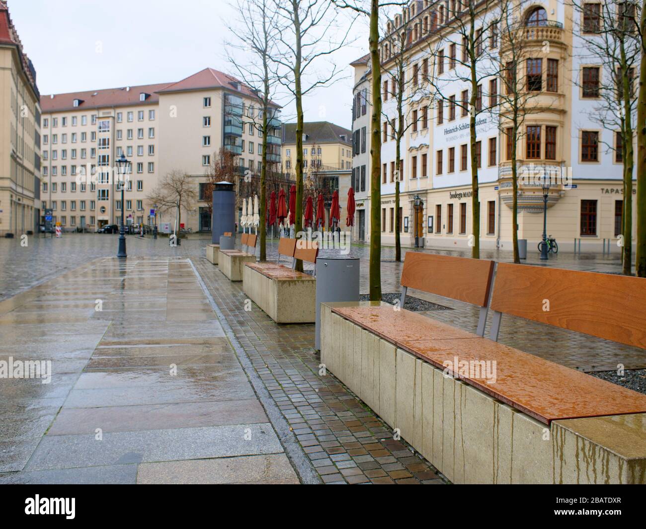 Dresden Neumarkt während Coronavirus Lockdown und Regenwetter Gastronomie restaurantes COVID-19 Ausgangssperre Foto de stock