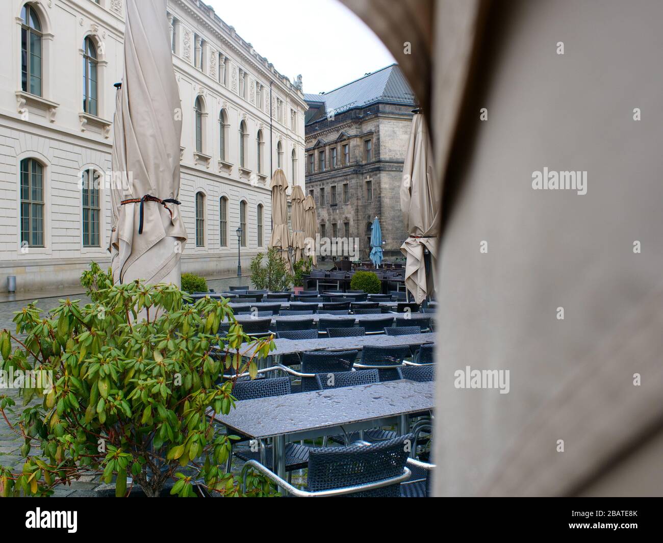 Leere Tische und Stühle en Dresden wegen Coronavirus Lockdown COVID-19 leeres Restaurante Gastronomie Foto de stock