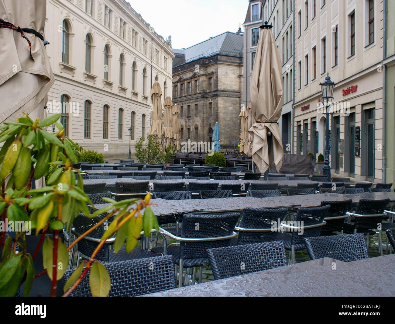 Leere Tische und Stühle en Dresden wegen Coronavirus Lockdown COVID-19 leeres Restaurante Gastronomie Foto de stock