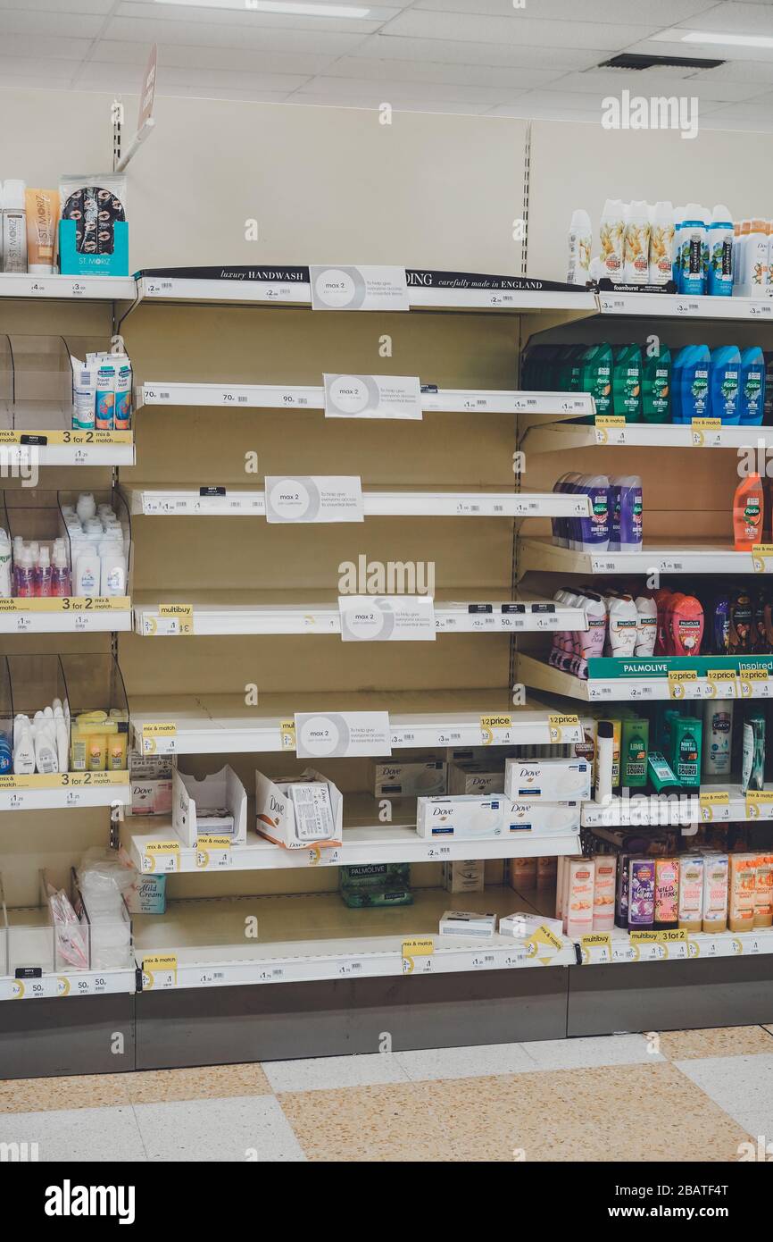 Las estanterías vacías de los supermercados debido a que los consumidores se asustan comprando durante el brote de Coronavirus en el Reino Unido Foto de stock