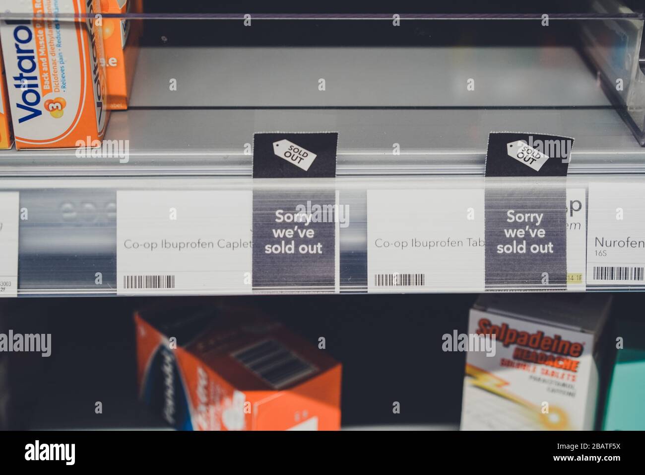 Las estanterías vacías de los supermercados debido a que los consumidores se asustan comprando durante el brote de Coronavirus en el Reino Unido Foto de stock