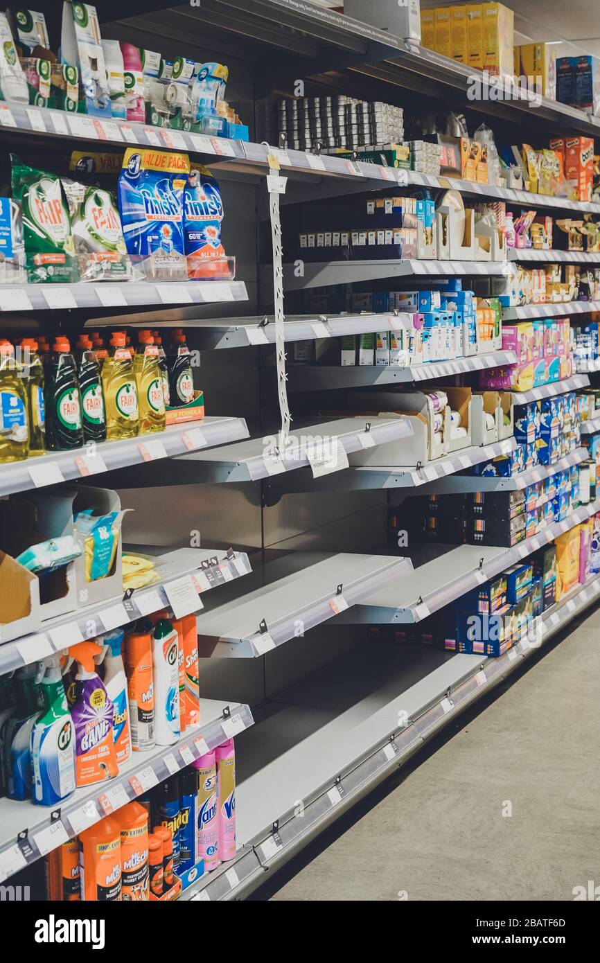 Las estanterías vacías de los supermercados debido a que los consumidores se asustan comprando durante el brote de Coronavirus en el Reino Unido Foto de stock