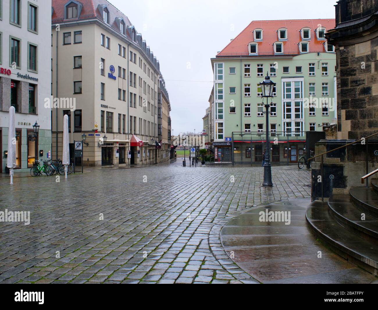 Dresden Kneipenmeile Münzgasse in der Altstadt bei Regen während Coronavirus Lockdown 2020 COVID-19 restaurantes de Gastronomie Foto de stock