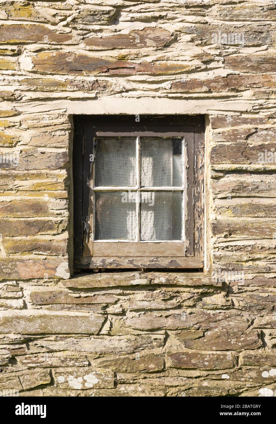 Antiguo marco de la ventana cuadrada y pared de piedra en el edificio en Felindre Farchog, cerca de Newport. Pembrokeshire, Gales. REINO UNIDO Foto de stock