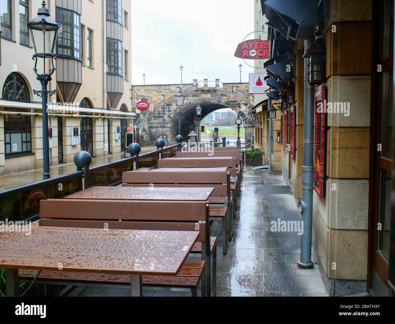 Dresden Kneipenmeile Münzgasse in der Altstadt bei Regen während Coronavirus Lockdown 2020 COVID-19 restaurantes de Gastronomie Foto de stock